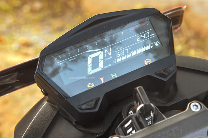 Hero Xtreme 160R 4V review: Gunning 4 the throne?